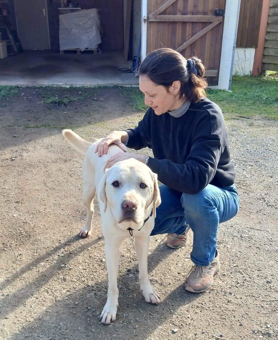 Carole Gautier auprès d'un chien lors d'une séance à domicile